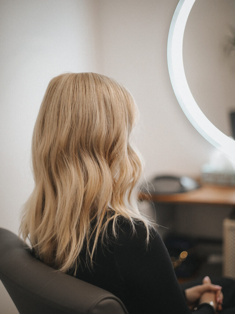 naturaalne parukas alopeetsiaga kliendile